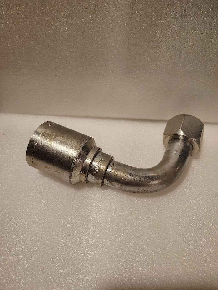 A 43016U-676 hydraulic hose fitting (1 Hose x 1 JIC/SAE Swivel, 90° bend, GW26-16x16) with a hex nut and cylindrical connector is shown on a textured white surface.